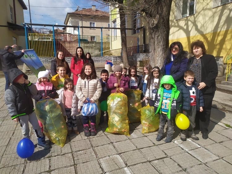 Децата и учениците в Стрелча се надпреварват кой ще събере най-много пластмасови бутилки и кенчета