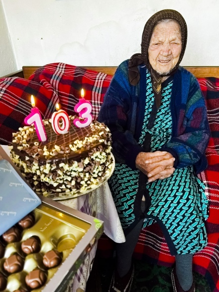 103-годишната баба Стоянка похапва месце, но не и кисело мляко