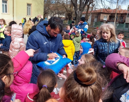 Футболни звезди на столичния “Левски“ зарадваха стотици деца в НУ „Васил Левски“