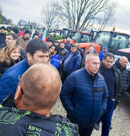 Местни зърнопроизводители всеки ден пътуват до Видин, за да протестират