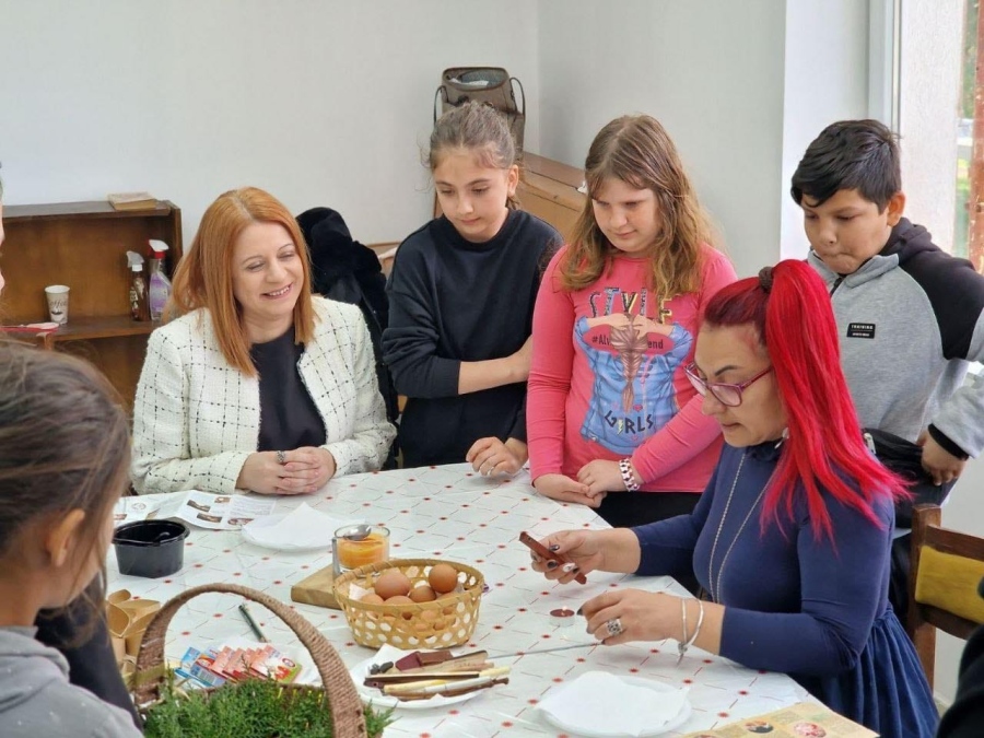 Деца от Карабунар изписваха Великденски яйца, помагаха им кметовете на селото и на общината
