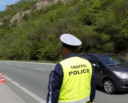 Допълнителни полицейски екипи по най-натоварените пътища