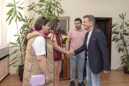 Тодор Попов награди абитуриентите тризнаци