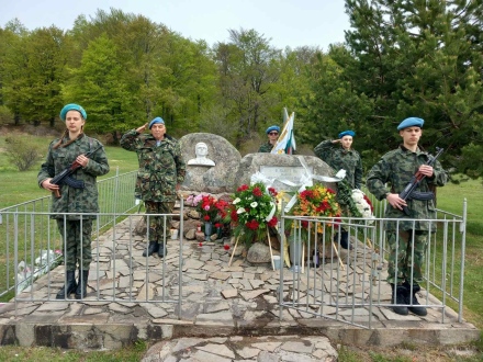 Близки, цивилни и военнослужещи почетоха майор Анатолий Полянков на 20-годишнината от гибелта му