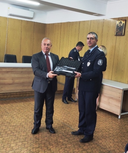 Зам.-министър Емил Ганчев връчи нови пистолети на полицията