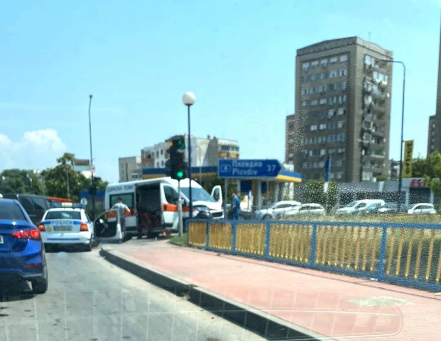 Преди минути линейка с пациент бе блъсната на кръстовище /ОБНОВЕНА/