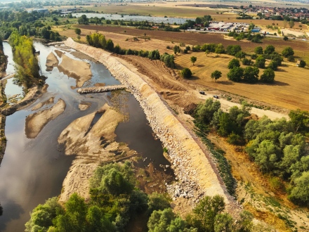 Завърши укрепването на десния бряг на река Марица за защита сондажите на вододайната зона на град Пазарджик