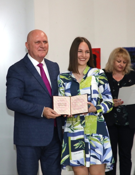 Таня Стойнова от ЕГ „Бертолт Брехт“ получи почетна национална диплома от образователния министър