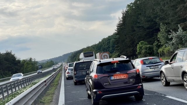 Пътни полицаи помогнаха на аварирало семейство на магистралата - благодарят им от сърце