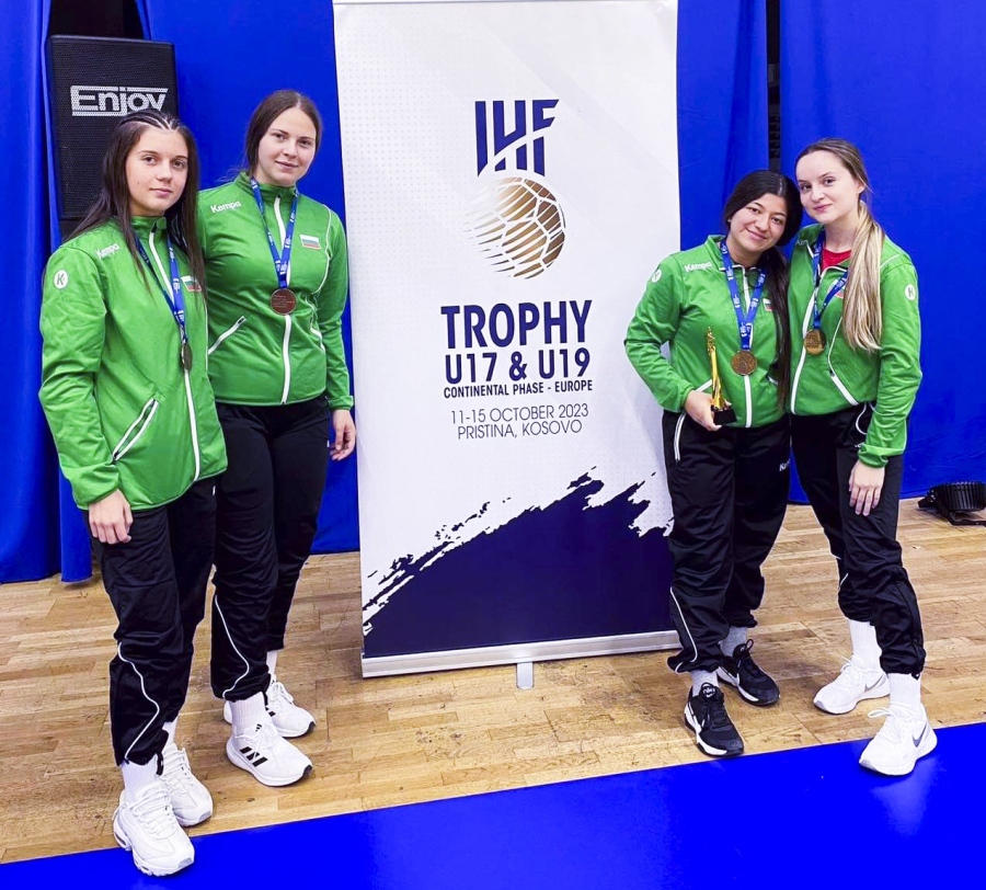 Четири панагюрски хандбалистки с бронз от IHF Trophy в Косово