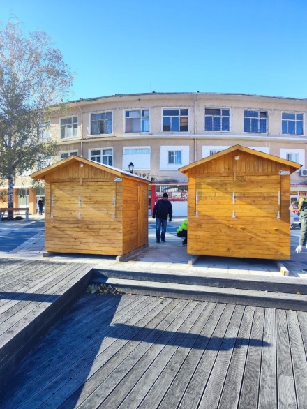 За първи път Коледен базар в Септември, дървените къщички вече пристигнаха