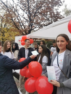 Раздаваха презервативи и червени балони в Световния ден за борба срещу ХИВ/СПИН