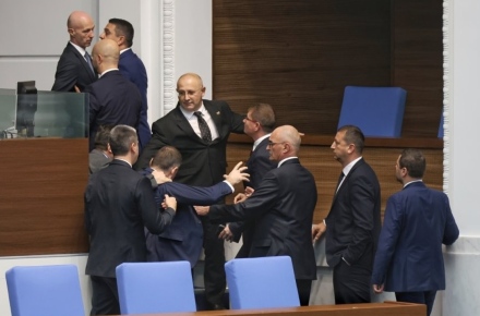 “Възраждане“ и ДПС стигнаха до бой в парламента