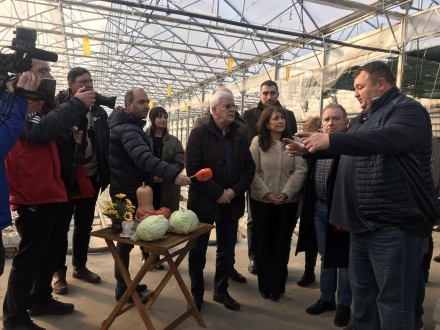 Иван Кабуров посрещна земеделския министър в празната си оранжерия (снимки)