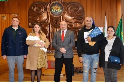 Първото бебе за 2024 г. и последното за 2023 г. получиха подаръци от Община Панагюрище