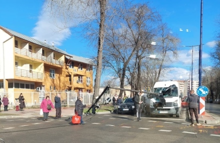 Светофар падна върху автомобили от силния вятър в Пазарджик, потроши бус