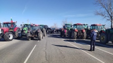 Недоволни земеделски стопани блокираха пътя при разклона за Сарая