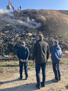 Локален пожар на депото за отпадъци през нощта, кметът посети мястото тази сутрин
