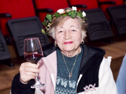 На 85 е Царицата на виното в община Септември, но още прави и пие от гроздовия еликсир