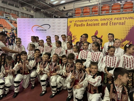 Танцьорите на  “Чудесия“ отиват на полуфинала на Топ 10 български танцов фолклор