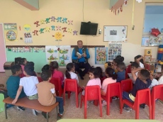 Кметът на община Лесичово чете приказка в детска градина \