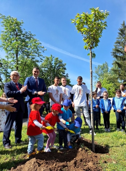 Японски дипломат, кметът Куленски и много деца садиха дръвчета за каузата “Сърце в зелено“ /СНИМКИ/