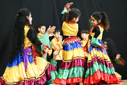Пътуваща изложба, музикален спектакъл и книга обогатиха и вдъхновиха ромски деца
