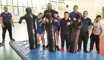 Шестима борци от Костандово заминават за Горна Оряховица, Община Ракитово подари на състезателите професионални борцовки