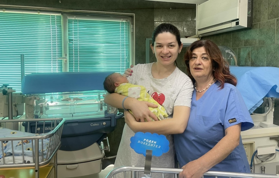 Най-известното бебе в Пазарджик днес позира в прегръдките на майка си и на акушер-гинеколога, в чиито ръце проплака