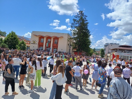 С общоградско тържество и богата културна програма община Стрелча посрещна 24 май и 180-та годишнина от началото на светското образование в града