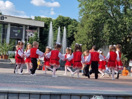 860 деца излизат на сцената на 13-я фестивал на детското творчество “Пролетна магия“  в Пазарджик