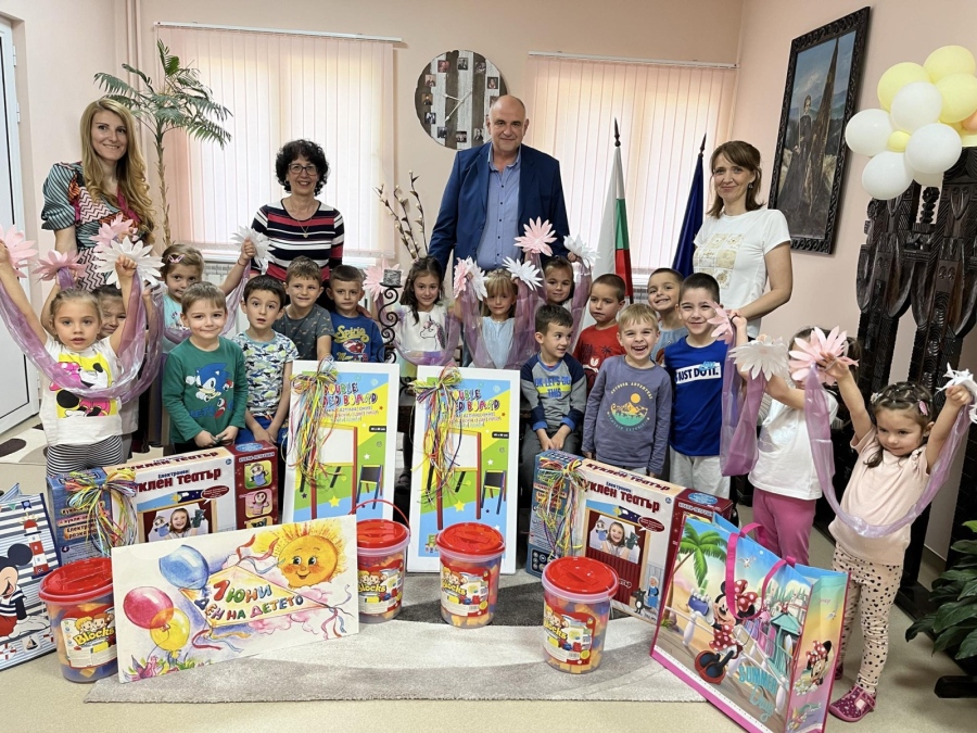 Подаръци за детските градини от Община Панагюрище за 1 юни