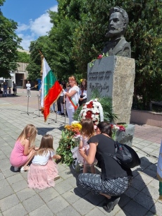 Пазарджик се поклони пред Ботев и падналите за свободата! /ФОТОГАЛЕРИЯ/