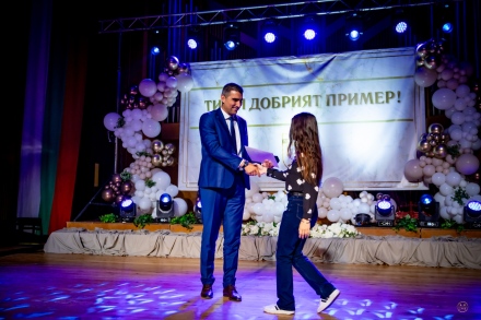 Кметът Куленски награди 120 отличници в края на учебната година