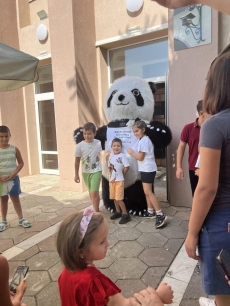Бяла панда изненада участниците в лятната читалня в Лесичово