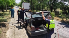 Тежка катастрофа между камион и кола край село Левски, водач е затиснат в купето