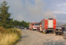 120 души се борят с огнената стихия край Стрелча, към момента няма пряка заплаха за населени места