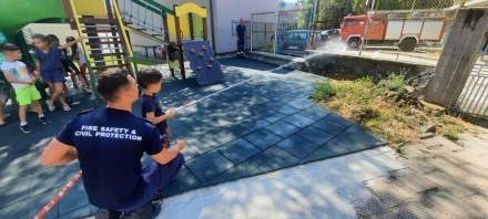 Паралелно с гасенето на пожари: Горски, пожарникари и полицаи обучаваха деца - ракитовските огнеборци и доброволци гостуваха на Детски полицейски управления