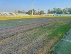 Тревата на стадион “Георги Бенковски“ боледува заради жегите и спецификата на теренната настилка