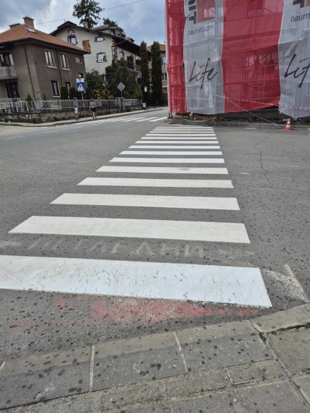 Освежават маркировката и пешеходните пътеки във Велинград