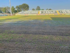 Община Пазарджик и ФК Хебър спешно модернизират тревното покритие на стадиона