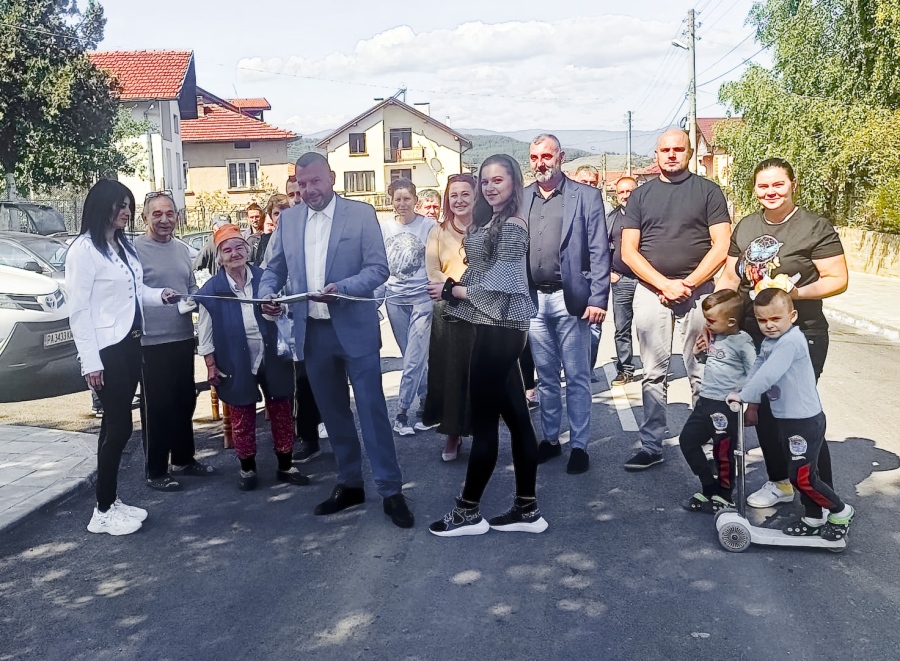 В Ракитово: кметът Холянов преряза лентата на обновената улица “Борова гора“