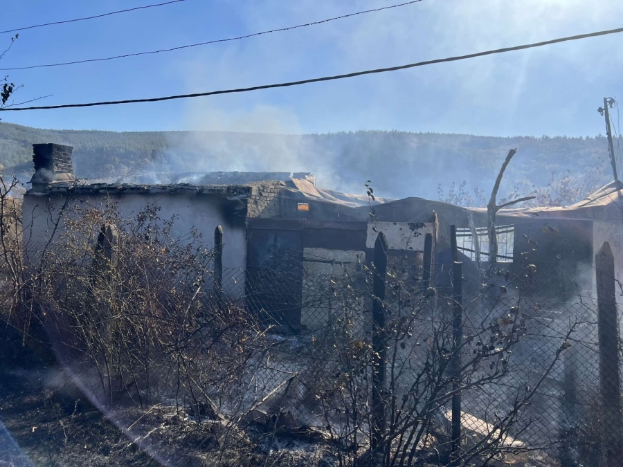 Пожар във вилната зона на Лесичово