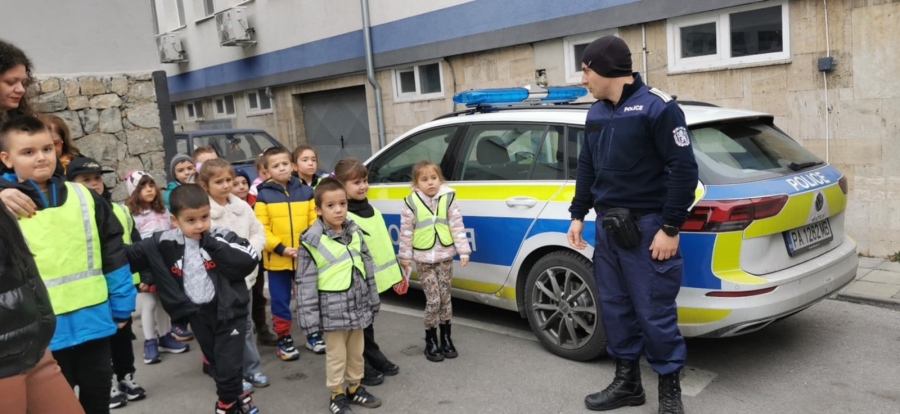 Пътните полицаи гостуваха в забавачки и училища и посрещаха деца под знака на пътната безопасност