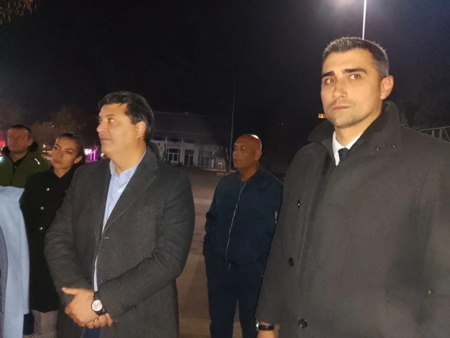 Кметът Куленски на протест пред полицията: Присъединете се към нас! Задържаха г-н Бейков и изведоха на разпит г-н Янков, за да провалят сесията /ВИДЕО/