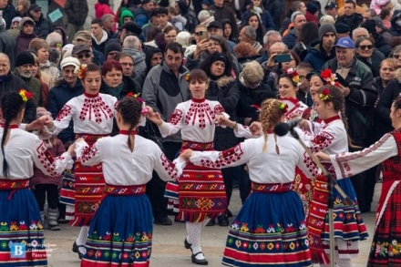 Кръшни хора и народни песни по време на Панагюрската коледна наздравица