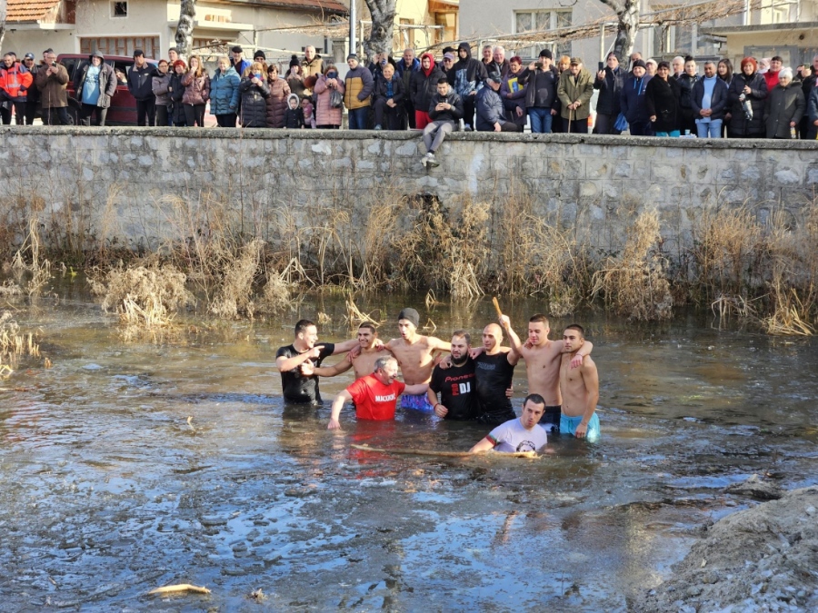 Девет сърцати момчета и мъже скочиха в ледените води в Стрелча