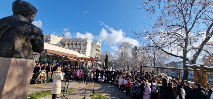 Пещерци сведоха глави в знак на почит пред Апостола на свободата