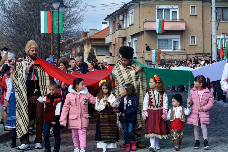 За втора поредна година шествие със 110-метрово знаме в Панагюрище на Трети март