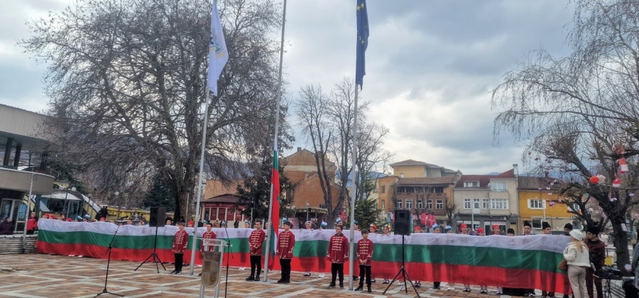 Всеки на площада получи български трибагреник! И Пещера отбеляза Националния празник 3 март